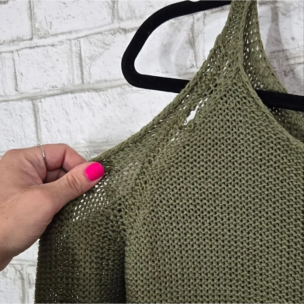 Quinn‎ brand open shoulder sweater